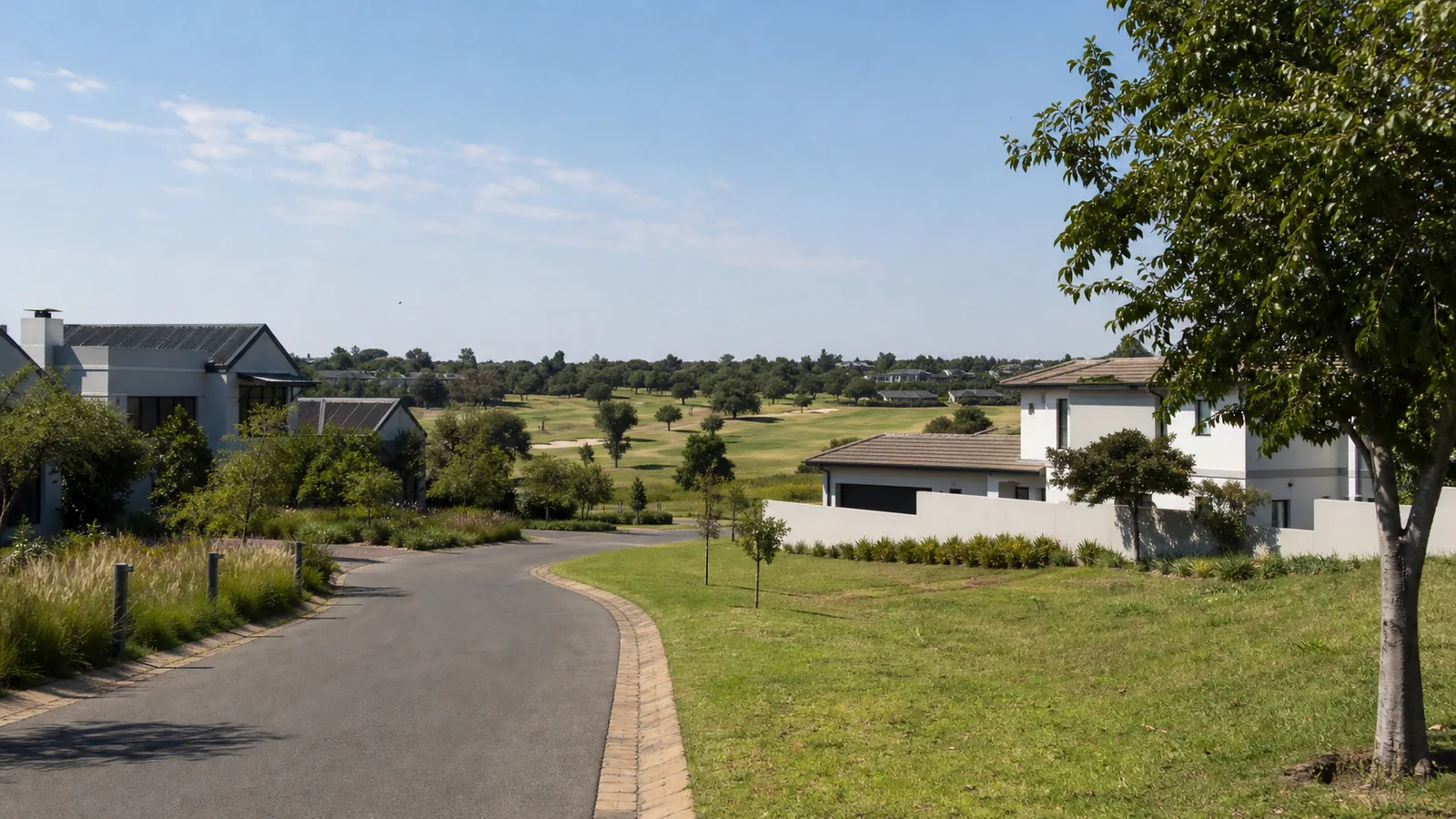 Editorial view of golf-estate and family-home property context in Thatchfield